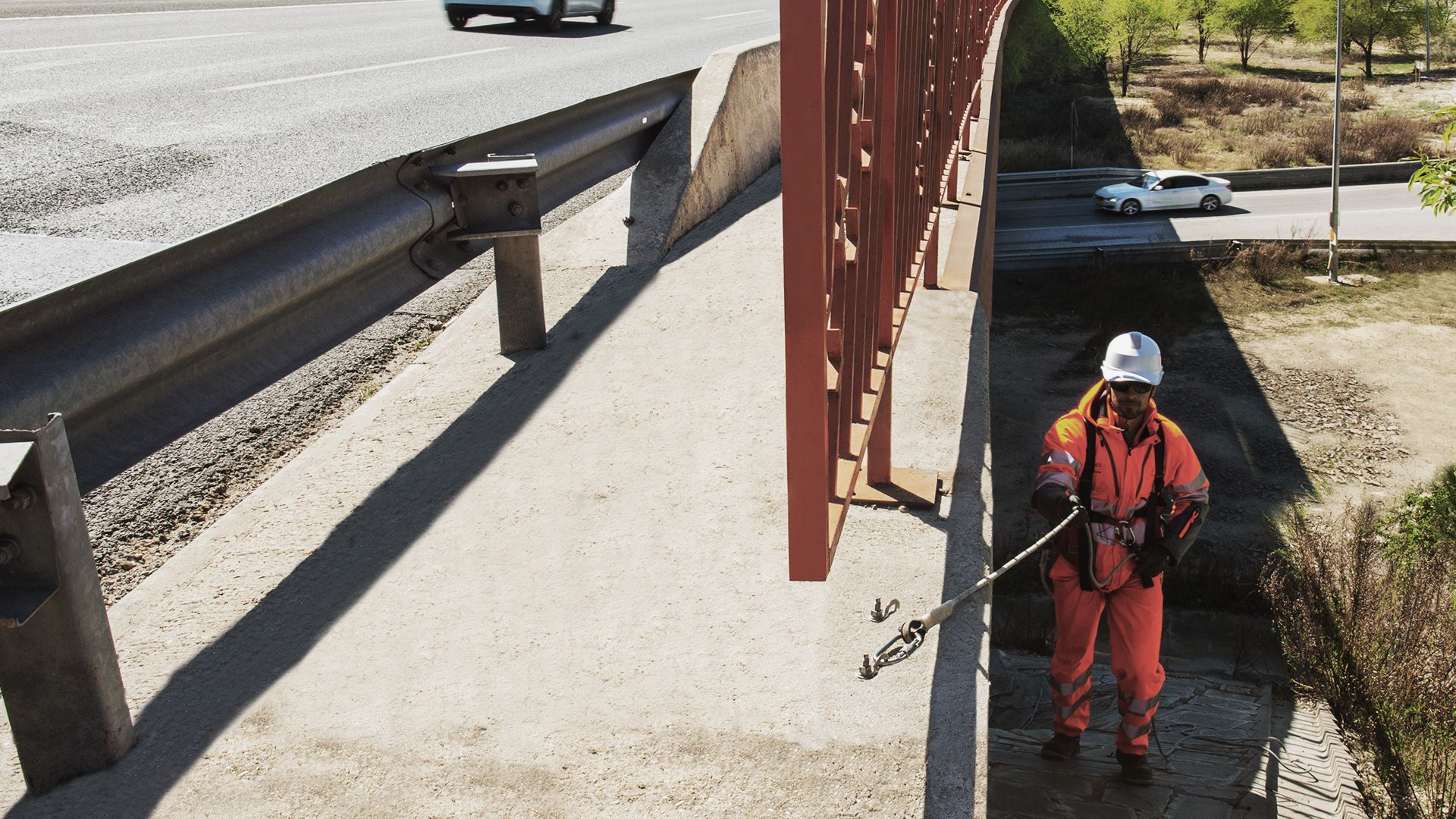 Safety anchorage system on a highway