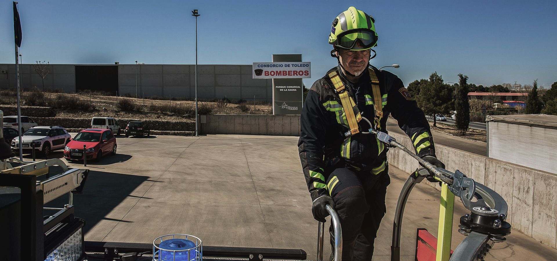 Securing the access on firetrucks with a rigid rail