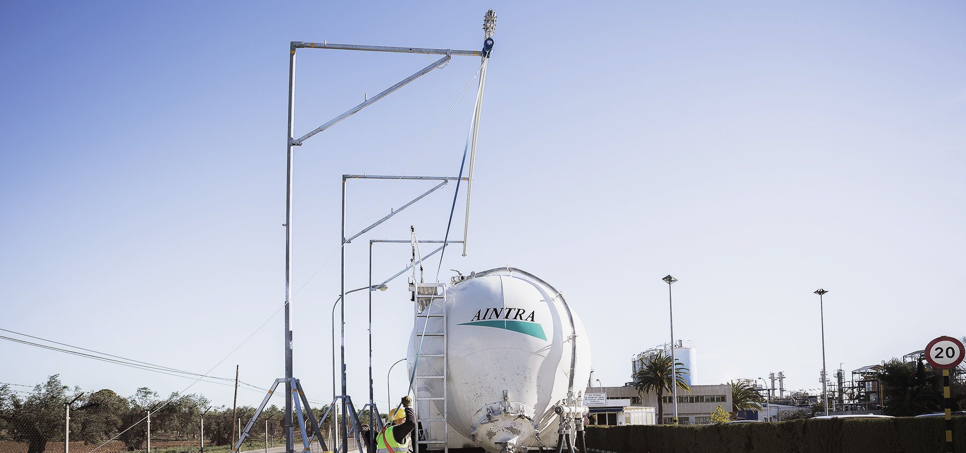 Flexbow system to ensure access on top of trucks