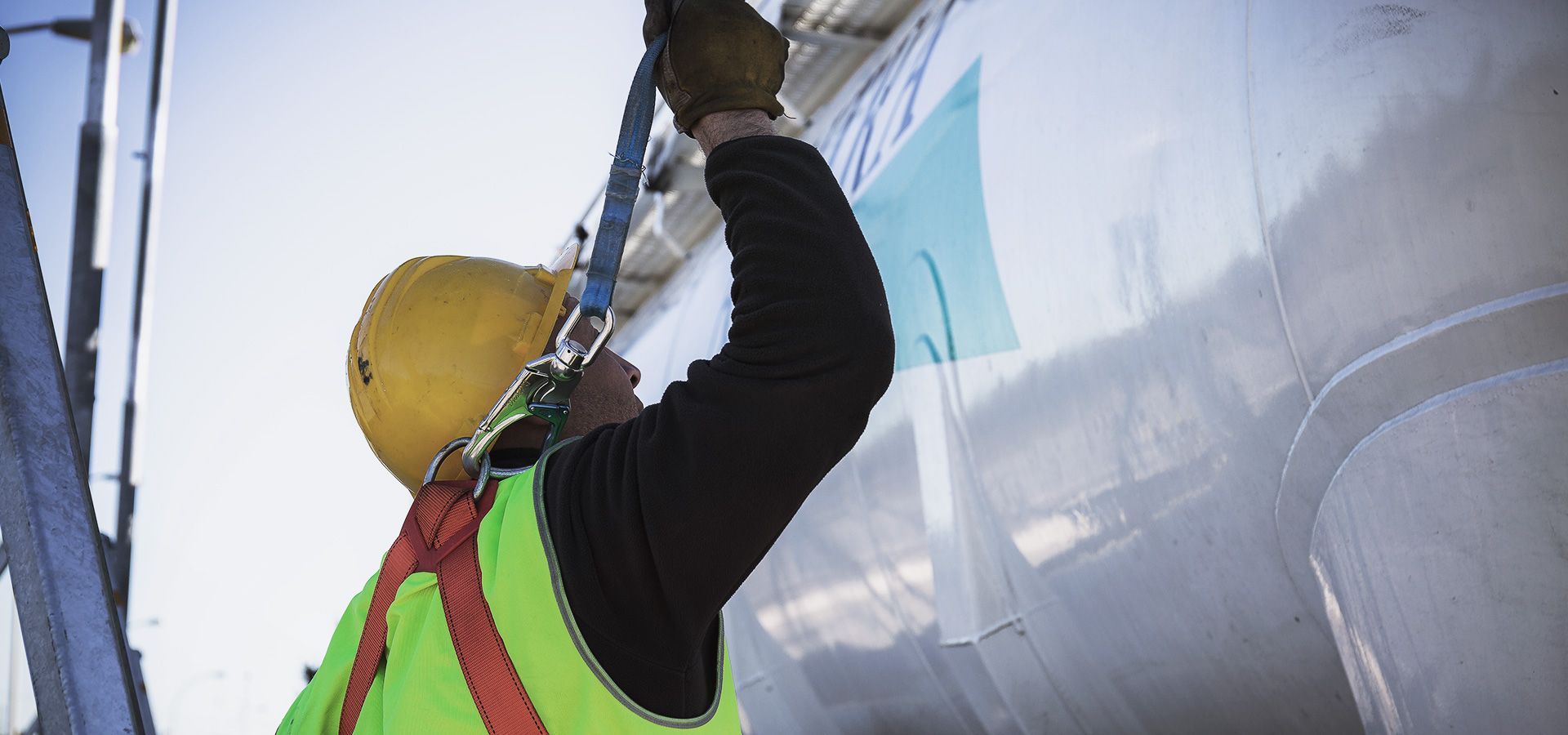 Flexbow system to ensure access on top of trucks