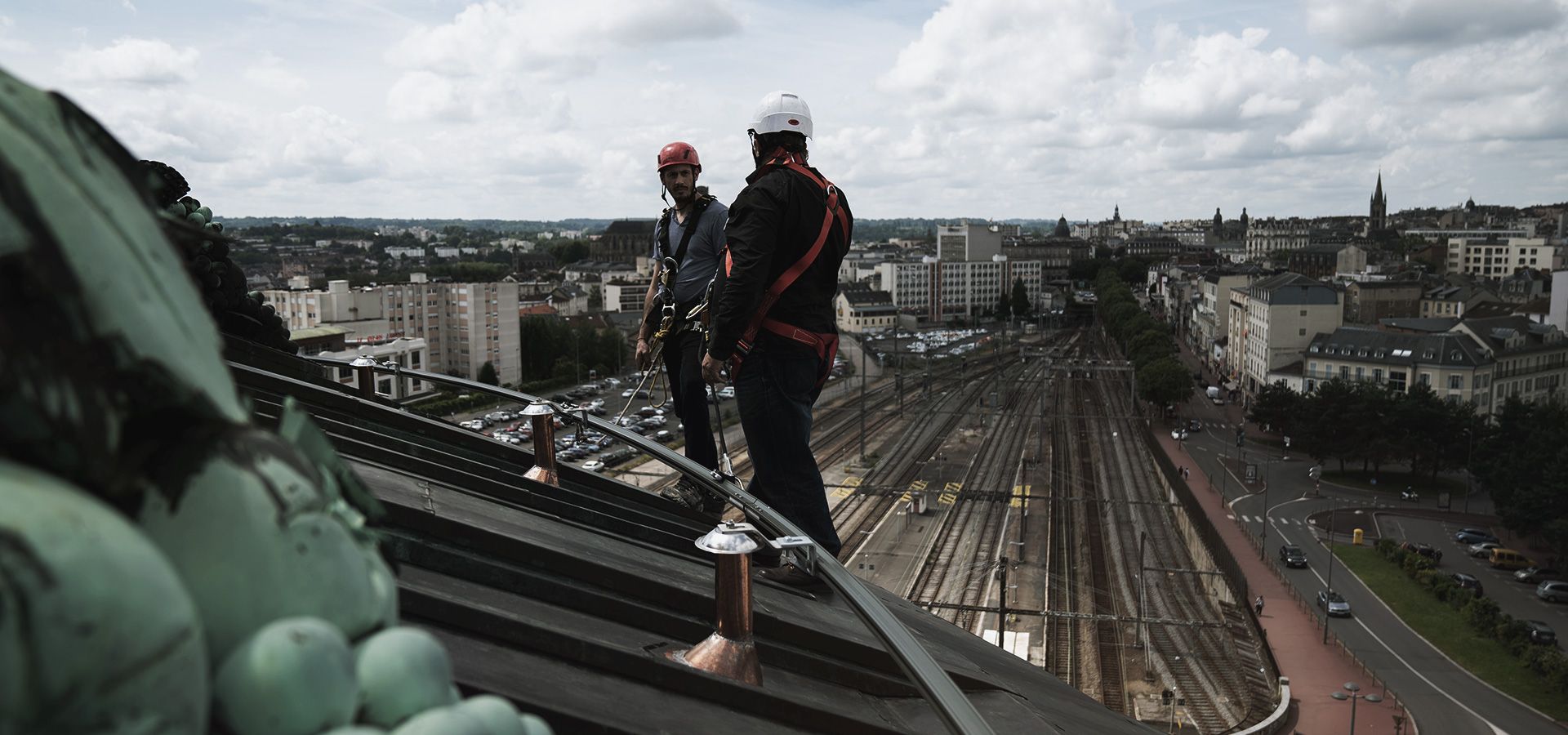 Bended Securail Pro monorail system for the maintenance of a dome