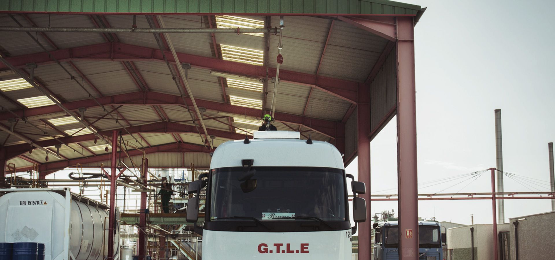 Securing truck loading platform