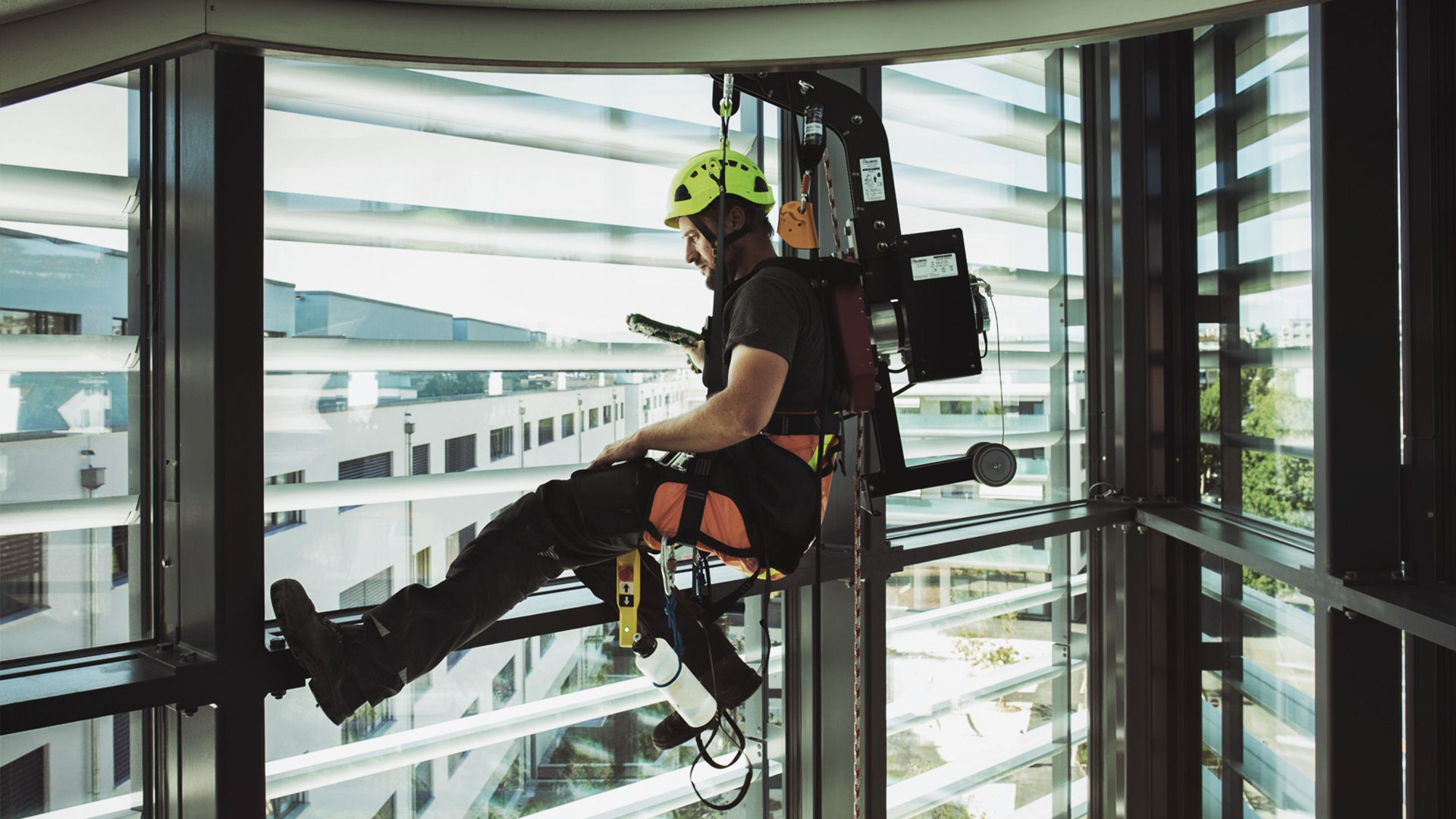 RopeClimber BackPack hoist for an inner glass facade