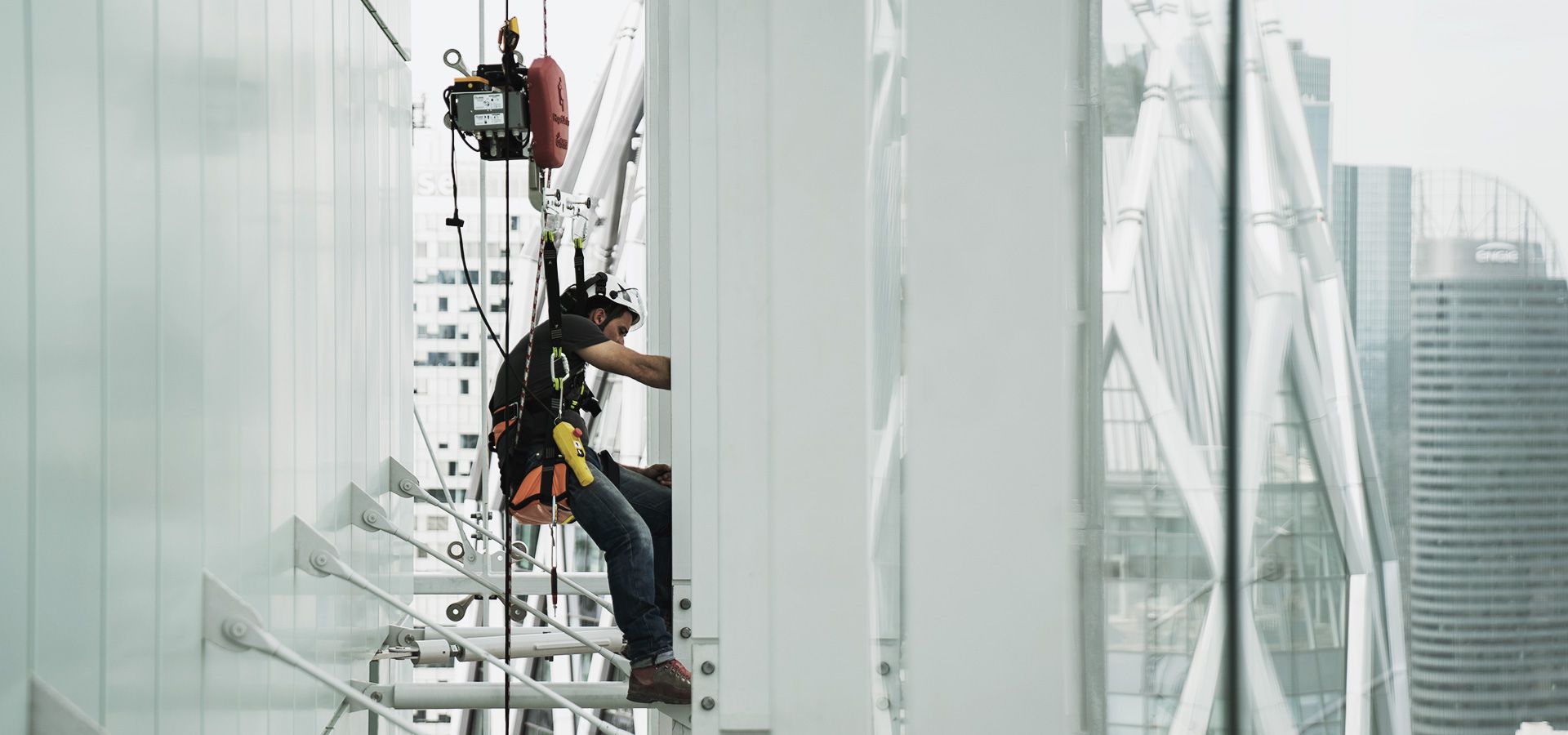 Cleaning window facade with a RopeClimber hoist