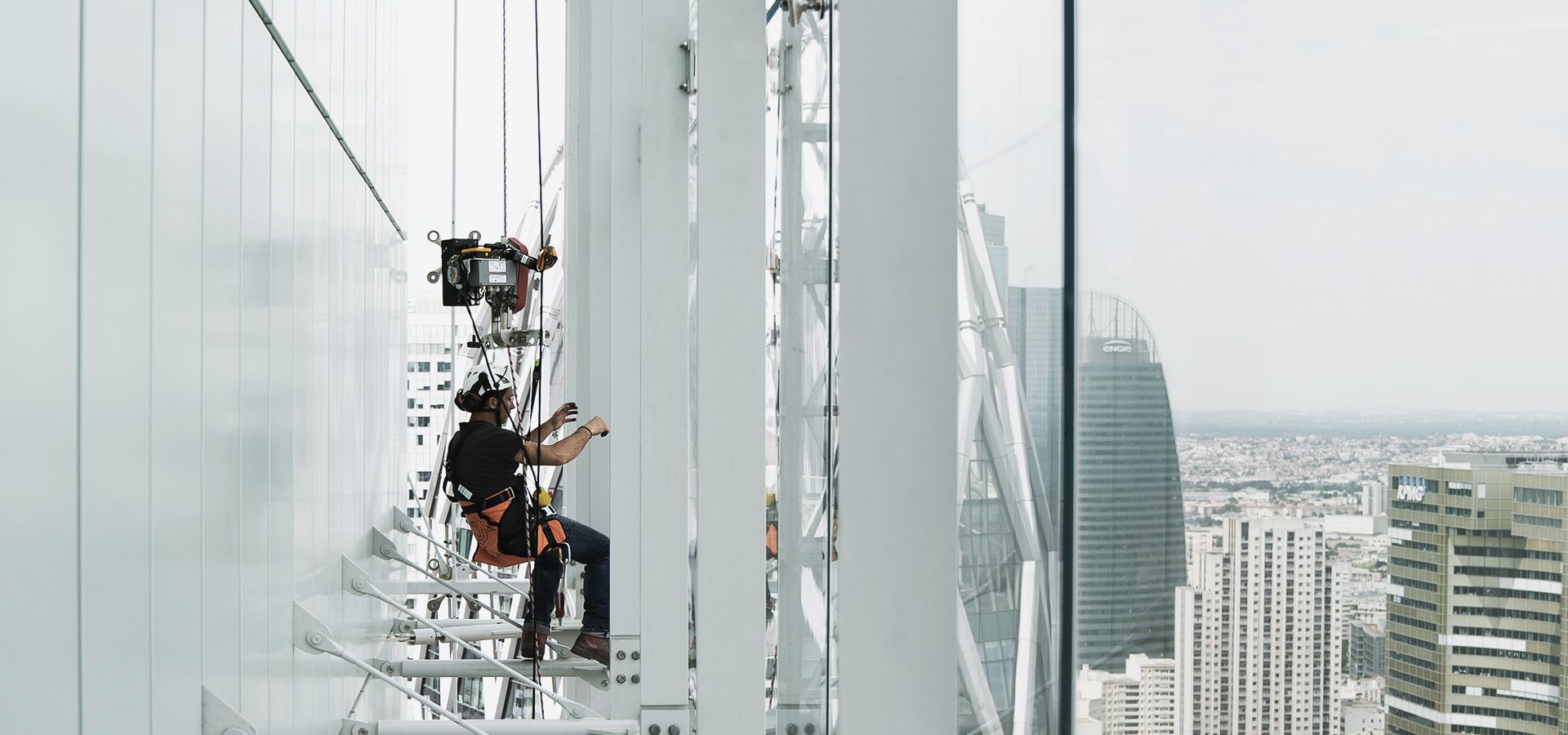 Cleaning window facade with a RopeClimber hoist