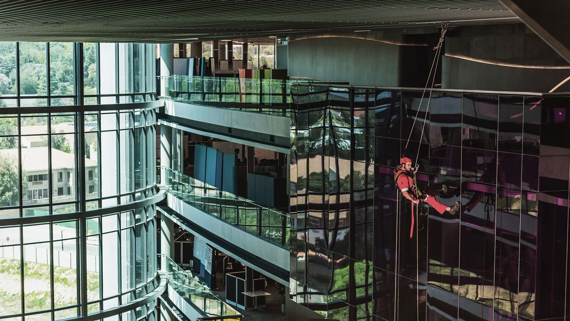 SafeAccess rail for abseiling work in a mall