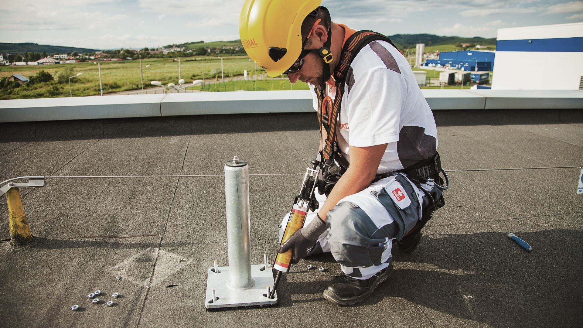 Fall restraint system on flat roof Procter & Gamble