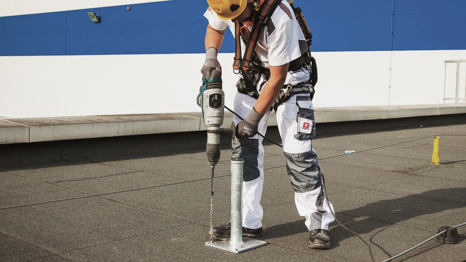 Fall restraint system on flat roof Procter & Gamble