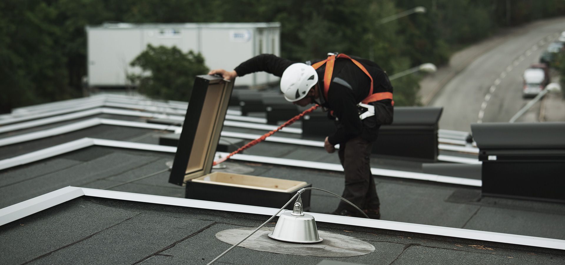 Securope fall arrest for the maintenance of a hot deck roof