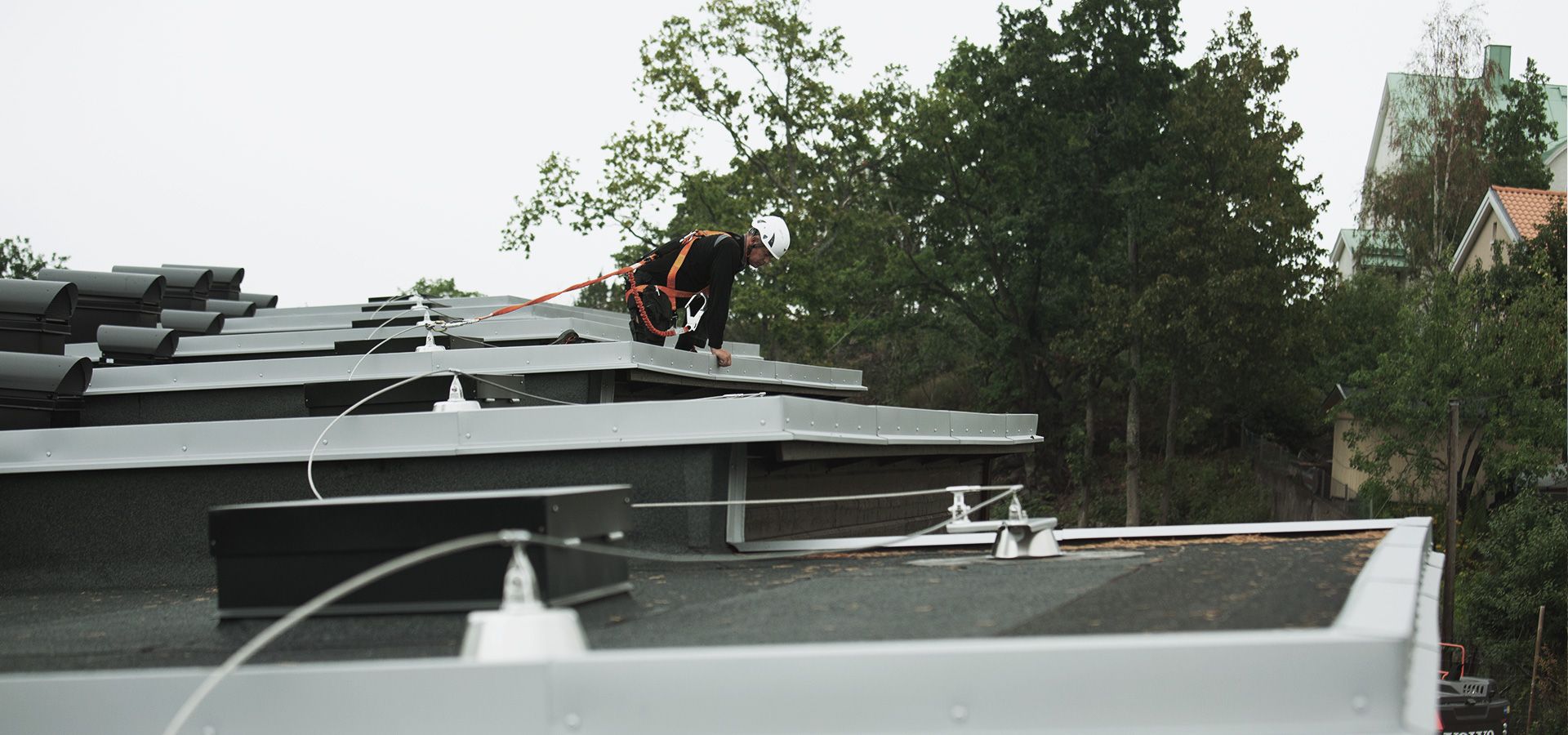 Securope fall arrest for the maintenance of a hot deck roof