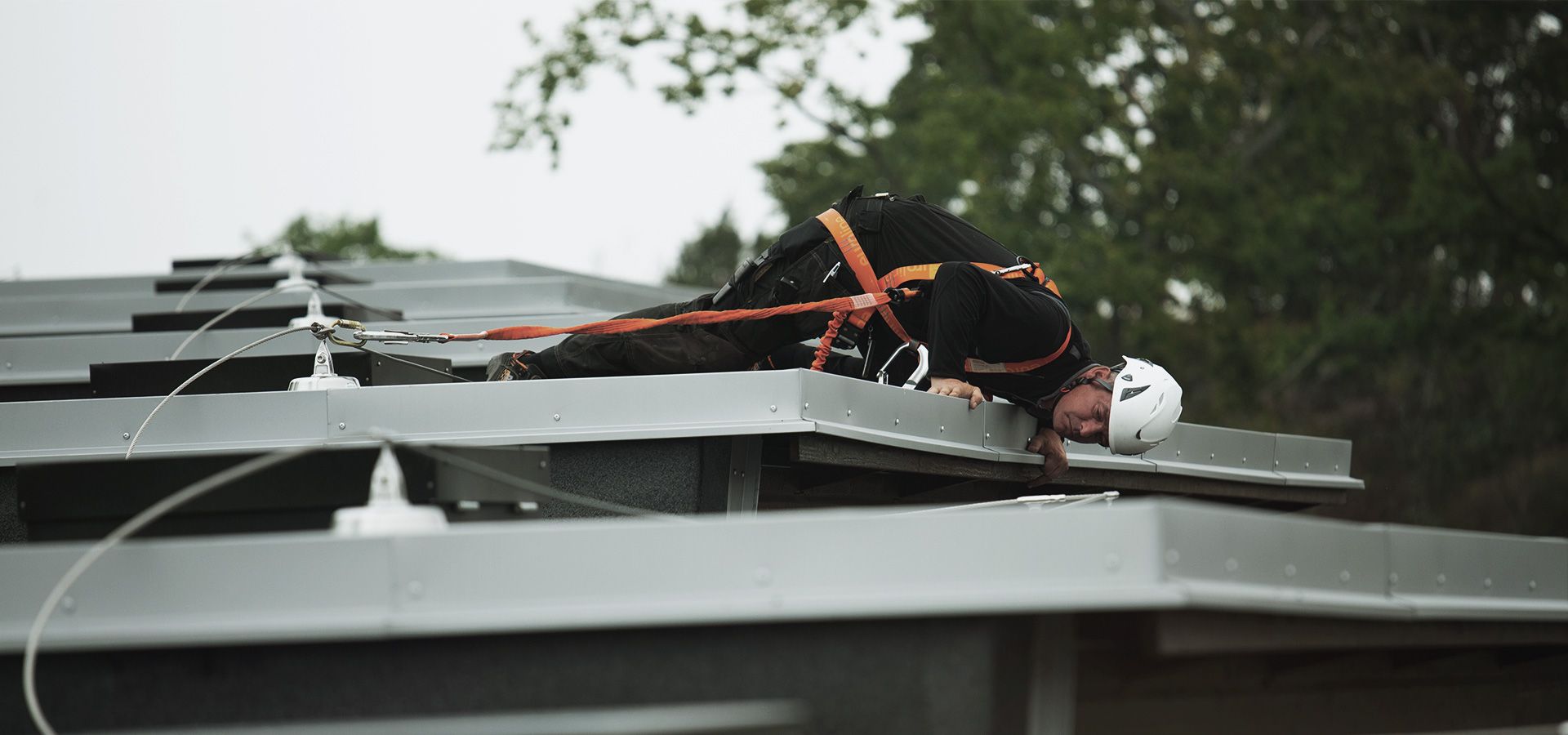 Securope fall arrest for the maintenance of a hot deck roof