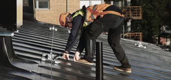 Standing seam roof with Horizontal lifeline kliplock