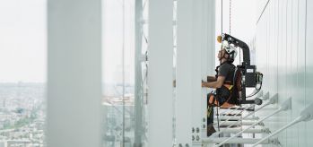 RopeClimber BackPack hoist for window cleaning in la Défense Paris