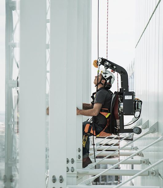 RopeClimber Backpack on the Saint Gobain tower in Paris La Défense